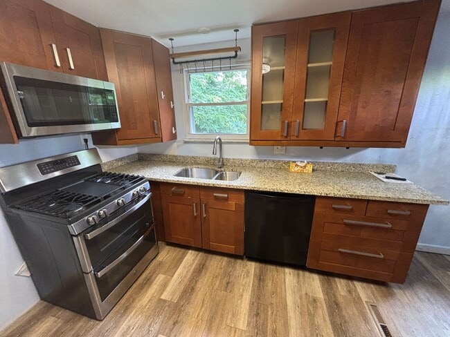 Building Photo - Quaint home with flexible layout, updated ...