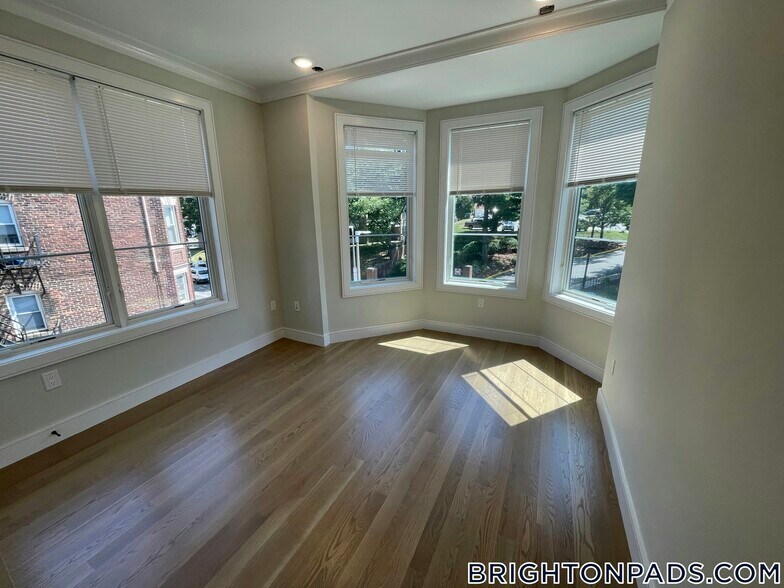 Building Photo - 104-106-106 Warren St