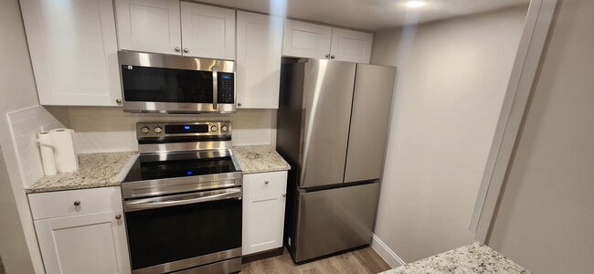 Building Photo - 2-Bed/1-Bath Townhome -Silver Creek Villas- Gated Community