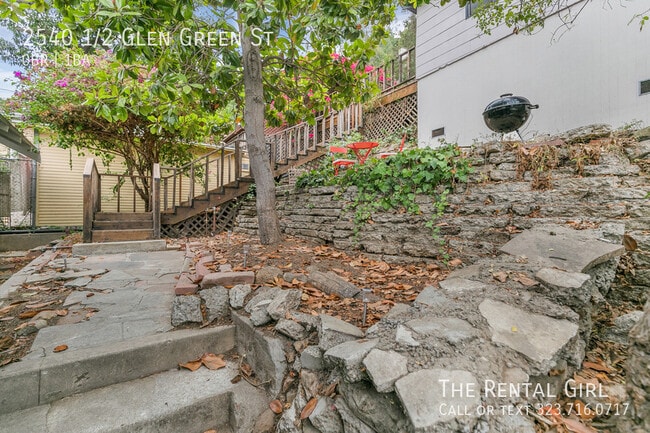 Building Photo - 2540 1/2 Glen Green St-