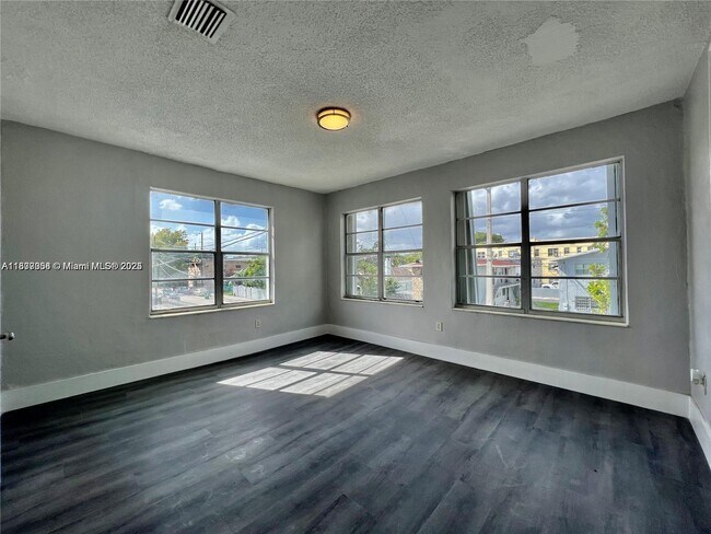 Building Photo - 301 SW 10th Ave