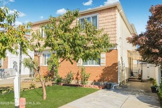 Building Photo - 453 Dongan Hills Ave