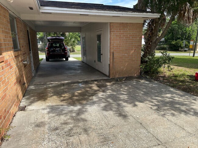 Building Photo - Convenient Leesburg Living – Walk to Leesburg High School!