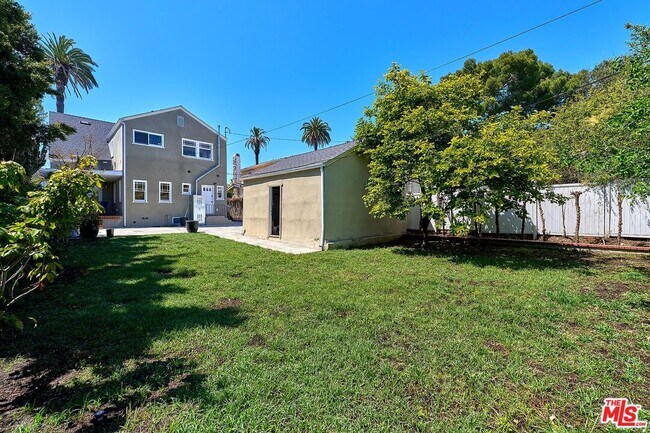 Building Photo - 916 S Victoria Ave