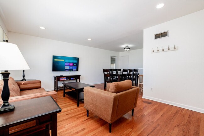 Building Photo - 660 Graham Rd