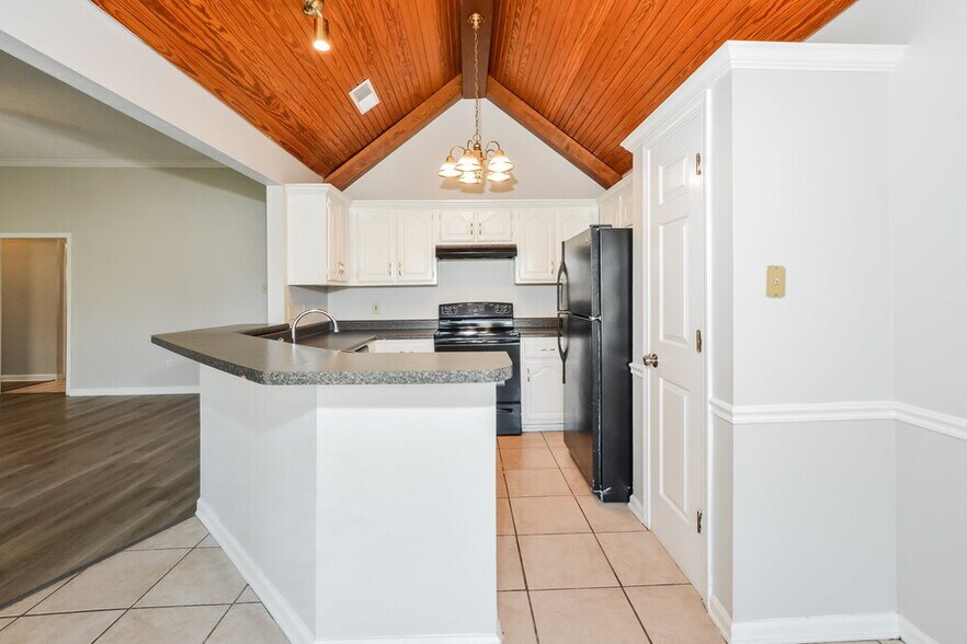 Building Photo - 6690 Autumn Wood Cove