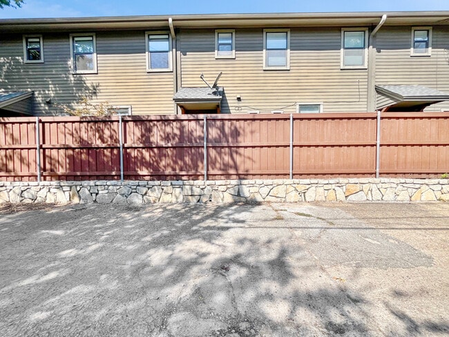 Building Photo - Upgraded Town Home