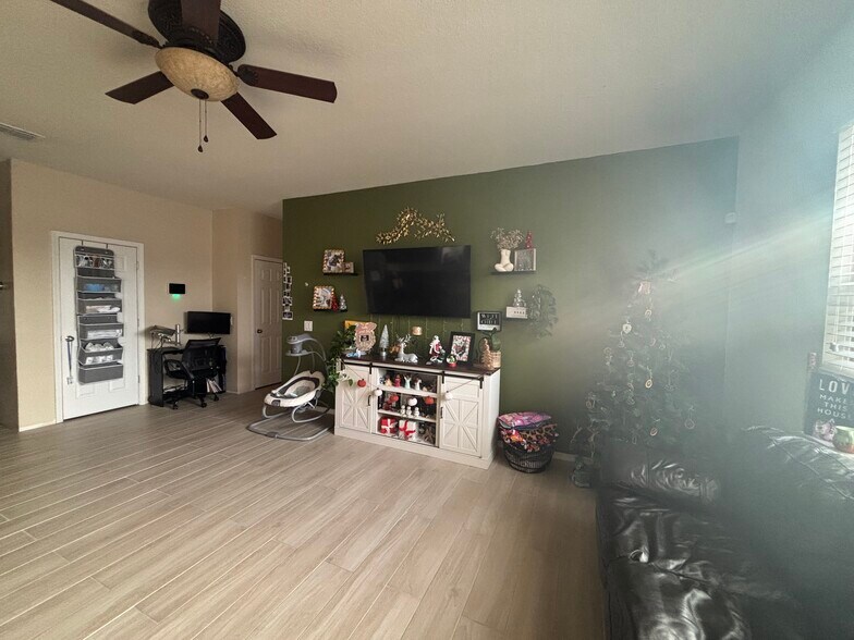 Building Photo - 687 Petal Mist Ln