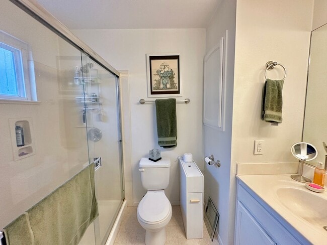 Building Photo - Charming 3 Bedroom 2 Bathroom Single Family Home Available June 5th *DO NOT DISTURB TENANT*