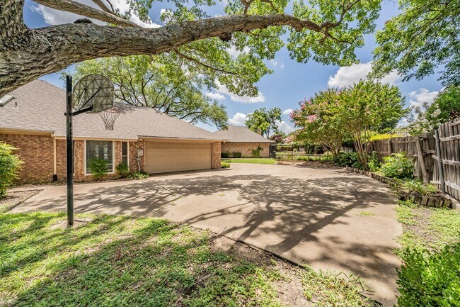 Building Photo - Charming Updated Home on Quiet Cul-de-Sac
