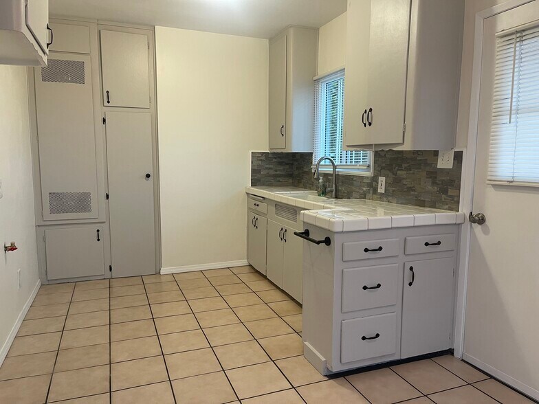 KITCHEN - 8991 Burke Ave