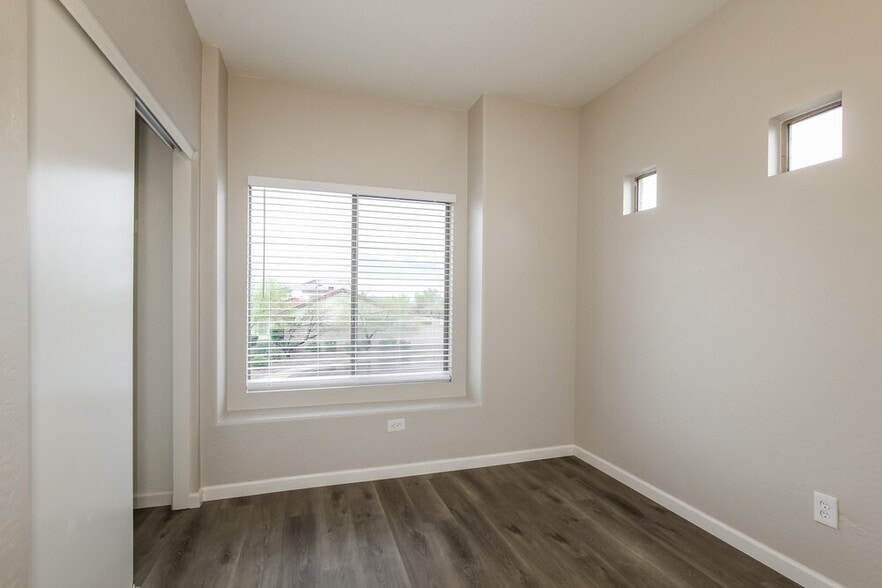 Building Photo - 16801 W Statler St