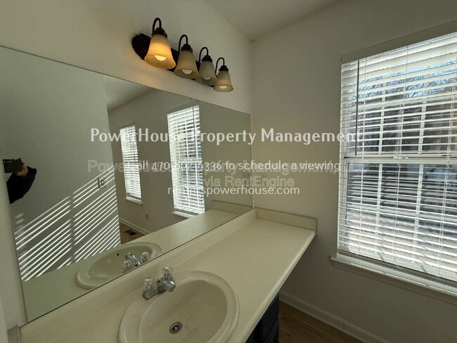 Building Photo - 3859 Meadow Creek Dr