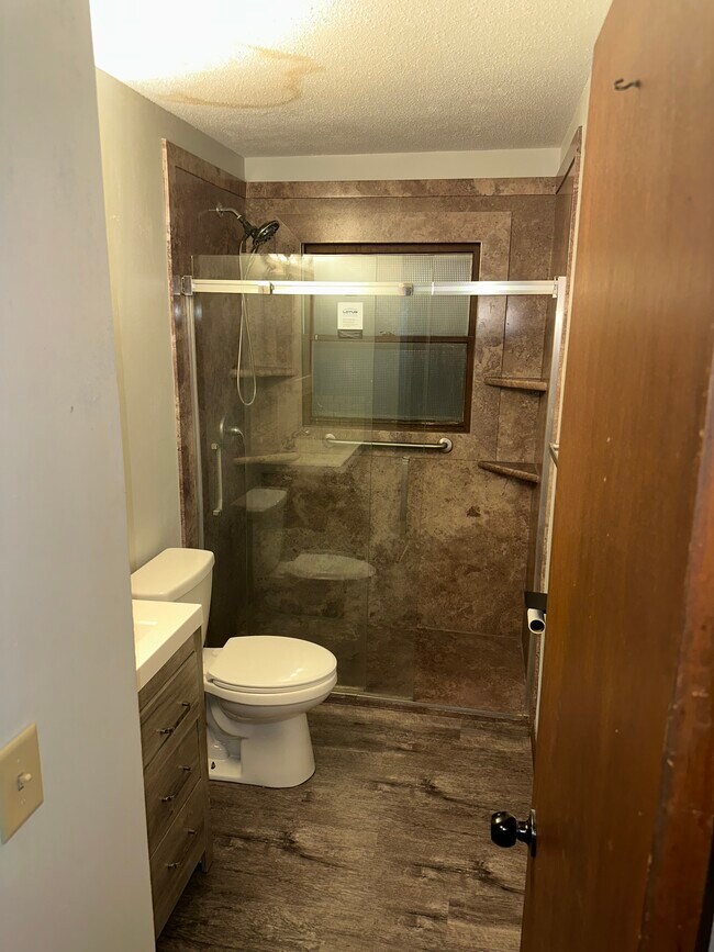 Building Photo - 1765 Valley Dr