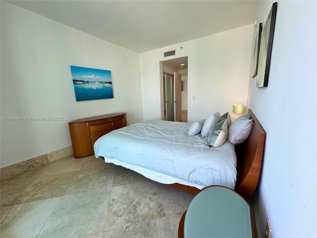 Building Photo - 16500 Collins Ave