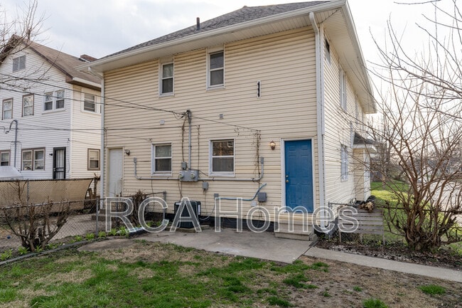 Building Photo - 1037 N Parker Ave