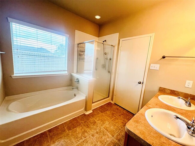 Building Photo - 15042 Silhouette Ridge Dr