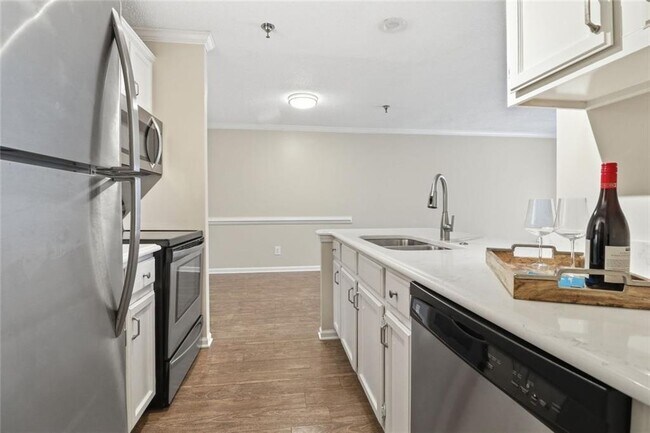 Building Photo - 300 Johnson Ferry Rd