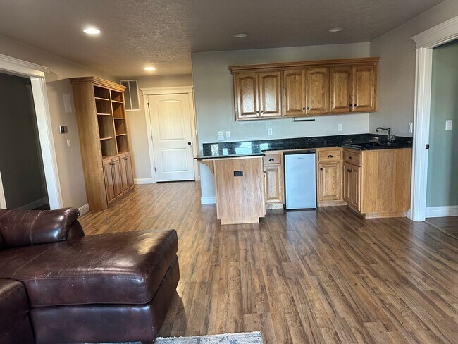 Building Photo - Amazing Price! Amazing Location!