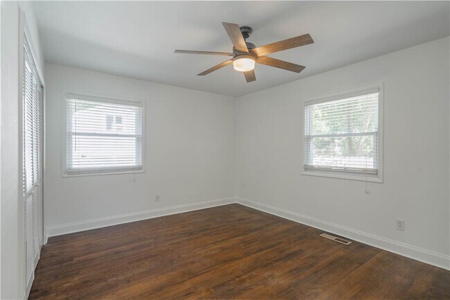 Building Photo - 3860 Carlton Dr