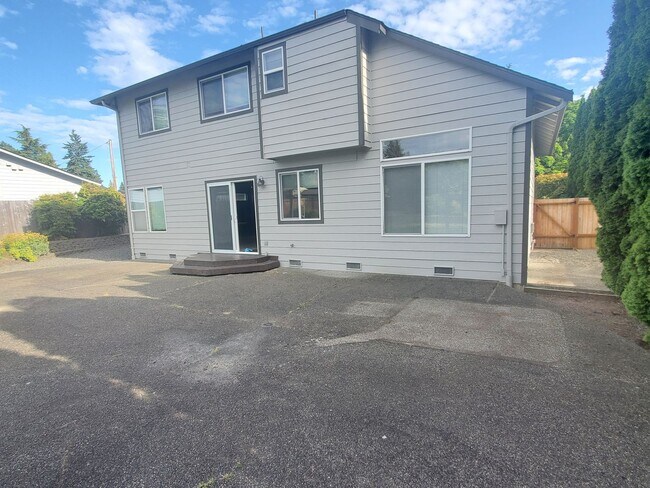 Building Photo - Bright 4BD/2.5BTH Lynnwood Home with Vault...