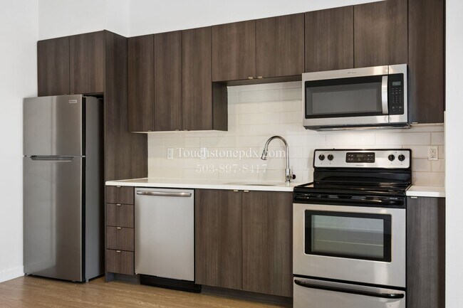 Building Photo - Ground-Level Modern Apartment at Bradley Commons!