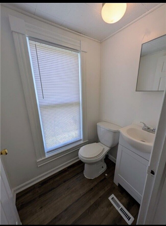 Building Photo - 1913 Evans Ave