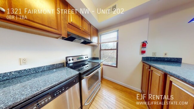 Building Photo - Sleek and Updated Studio Apartment W/Full ...