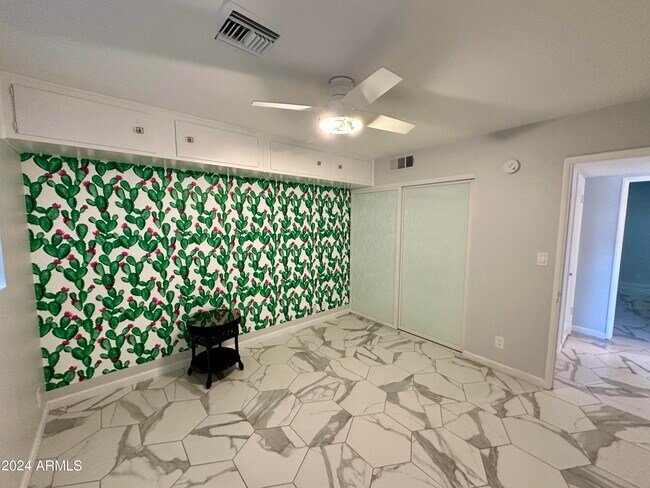 Building Photo - 5634 E Wilshire Dr