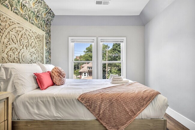 Building Photo - 1501 E 105th St