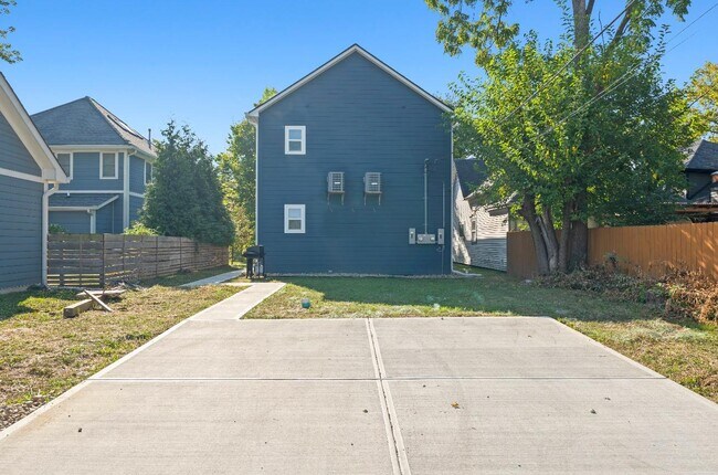Building Photo - 1724 E Brookside Ave