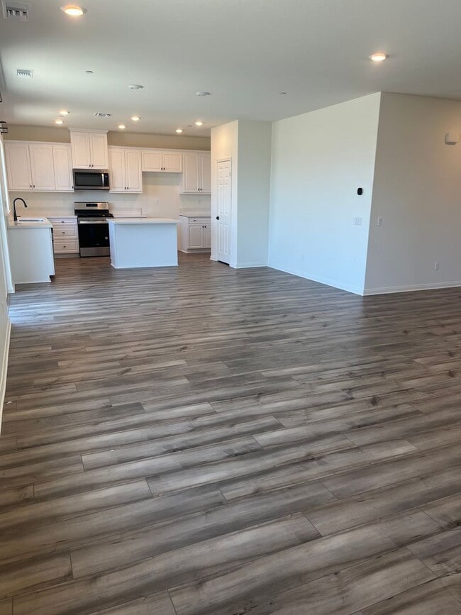 Building Photo - Lake Elsinore 5 Bedroom
