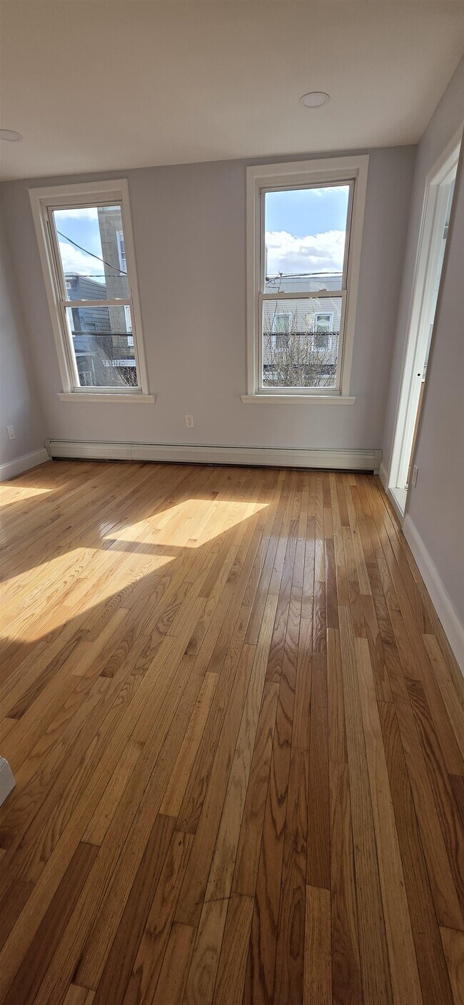 Building Photo - 416 41st St