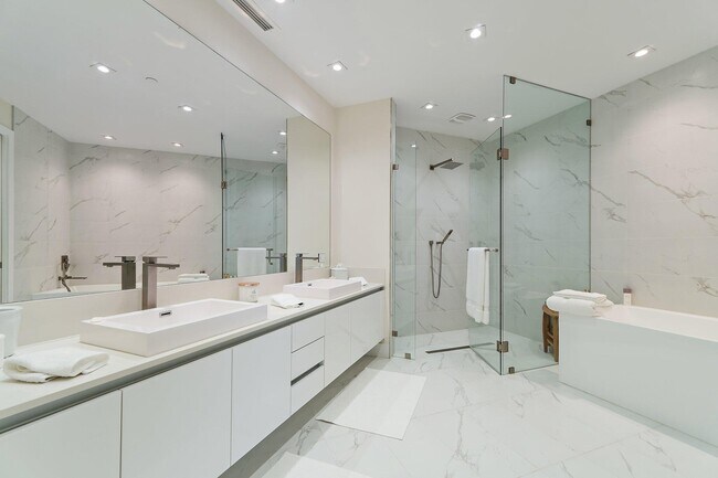 Building Photo - 3100 N Ocean Dr