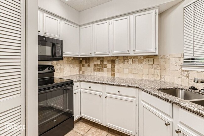 Building Photo - 16301 Ledgemont Ln