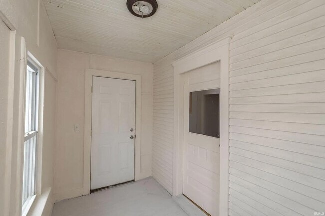 Building Photo - 914 W 6th St