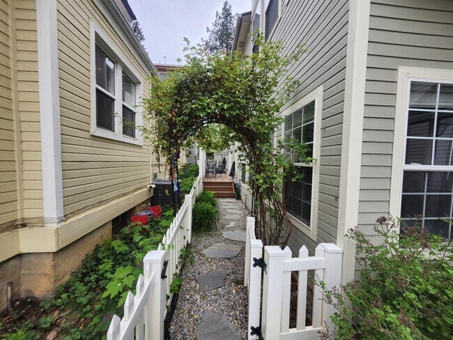 Building Photo - 1619 W 13th Ave