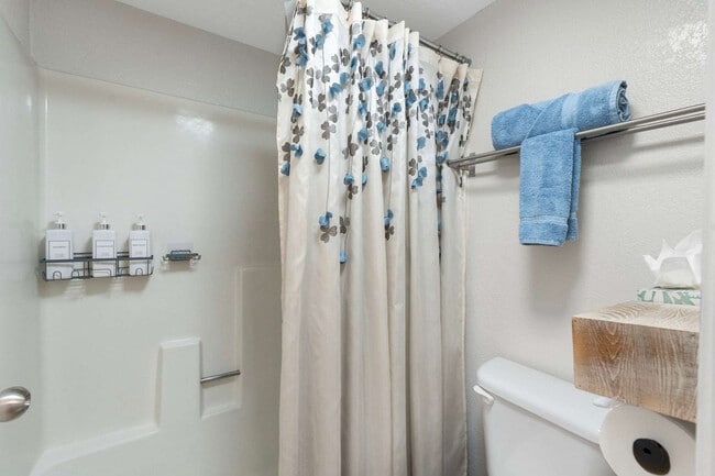 Building Photo - 740 W Elm St