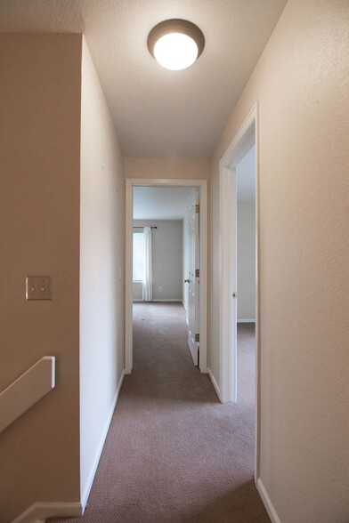 Building Photo - 400 Owl Dr