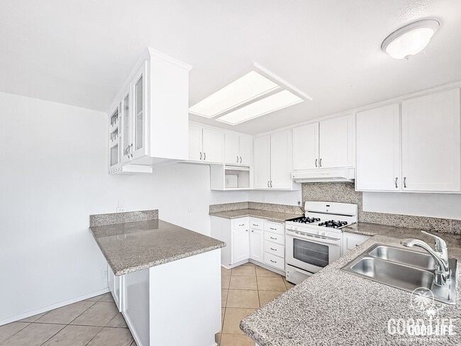 Building Photo - Nice 4B/2BA w/ Attached Garage & Fenced Yard