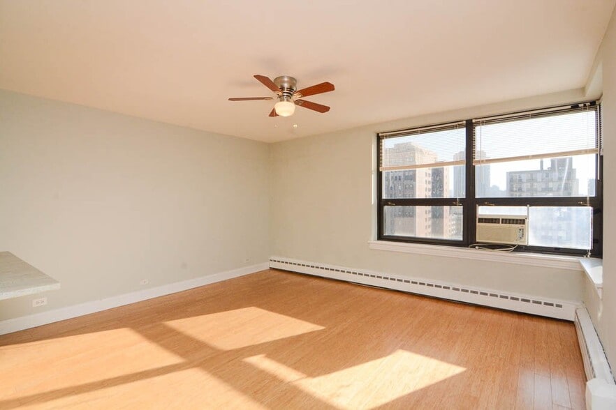 Building Photo - 428 W Wellington Ave