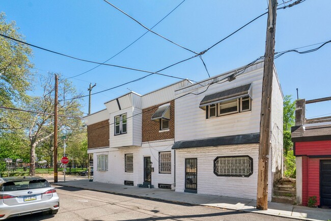 Building Photo - 2626 Master St