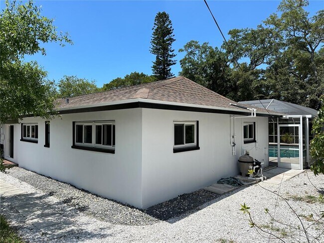 Building Photo - 701 Bluff View Dr