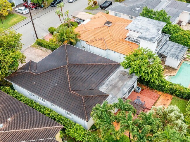 Building Photo - 9441 Byron Ave