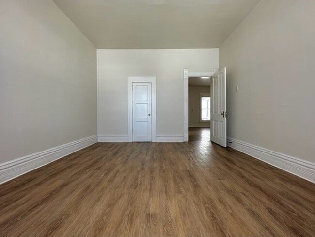 Building Photo - Beautiful 1 Bedroom 1 Bath Lower Duplex-Av...