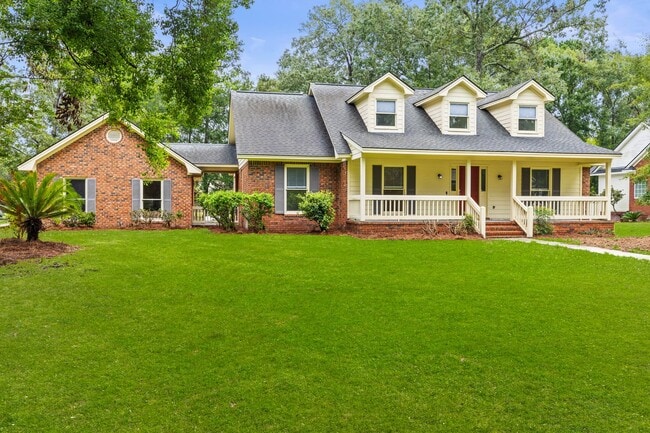 Building Photo - Renovated Home on Large Corner Lot in Coveted Strathy Hall