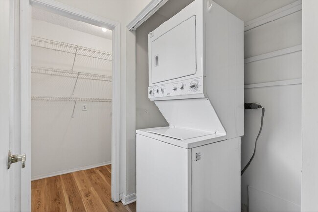 Building Photo - Spacious & Exciting Townhome style Condo