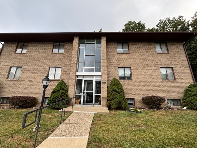Primary Photo - Beautiful 2 Bedroom 2 Bathroom apartment i...
