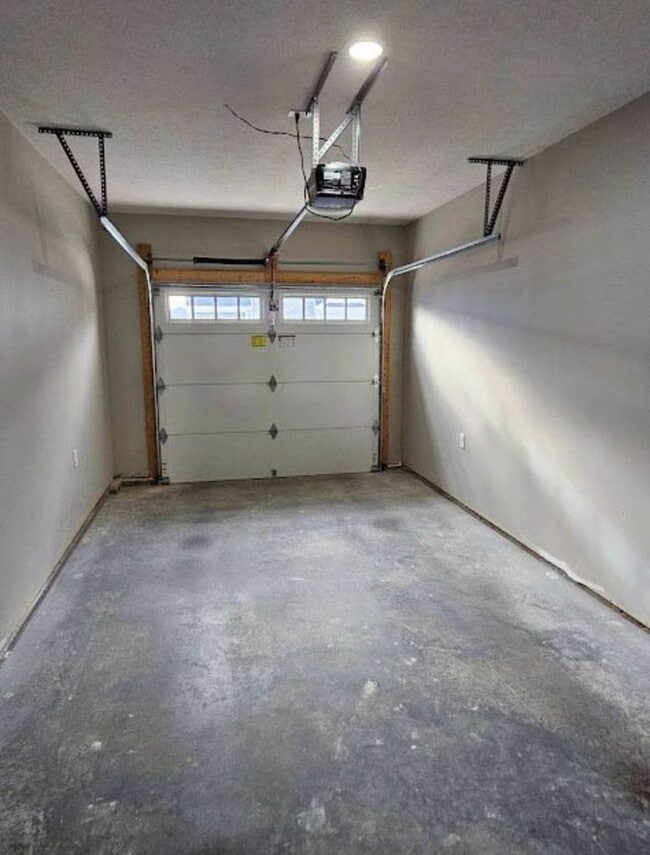 Building Photo - 1330 Maid Marian Ln