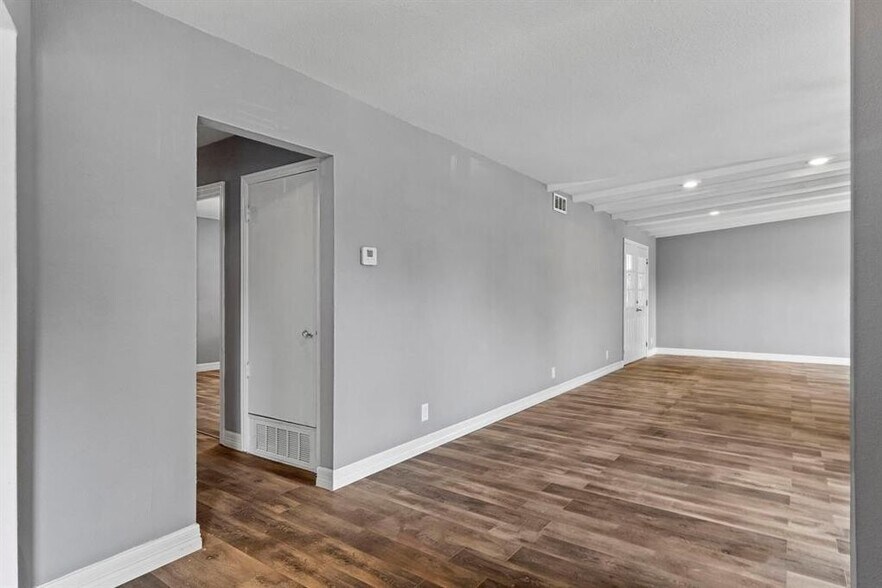 Building Photo - 1910 Danube Dr